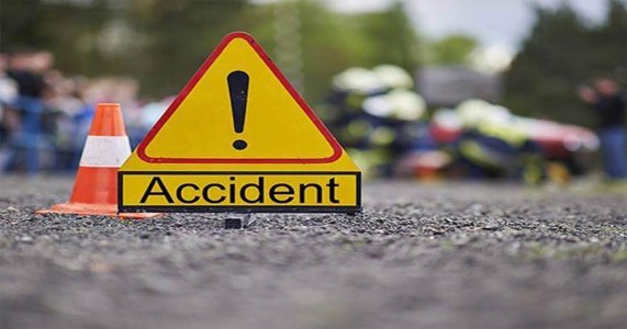बस की चपेट में आई स्कूटी, मां और 4 साल की बेटी गंभीर