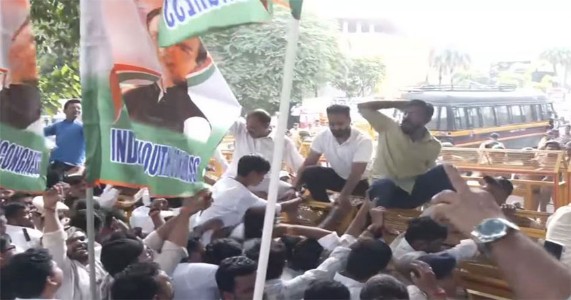 महाराष्ट्र प्रदेश यूथ कांग्रेस ने संविधान के समर्थन में सम्मान यात्रा, मनुस्मृति का किया विरोध